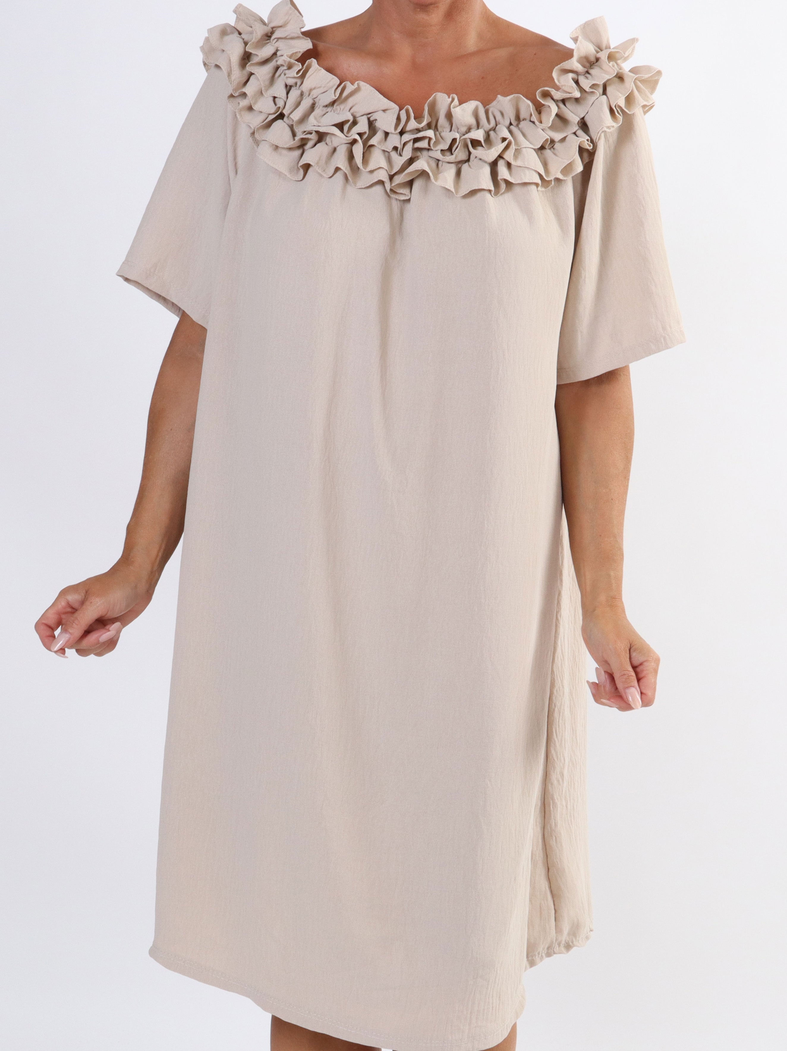 Chili Sleeveless Dress - Plus size-klänning med volanger i halsringningen - White